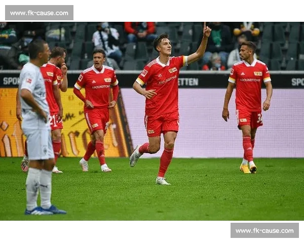 辛伯德vs巅峰对决解析战术博弈与赛场关键走向胜负天平与历史意义 辛伯德vs巅峰对决解析战术博弈与赛场关键走向胜负天平与历史意义